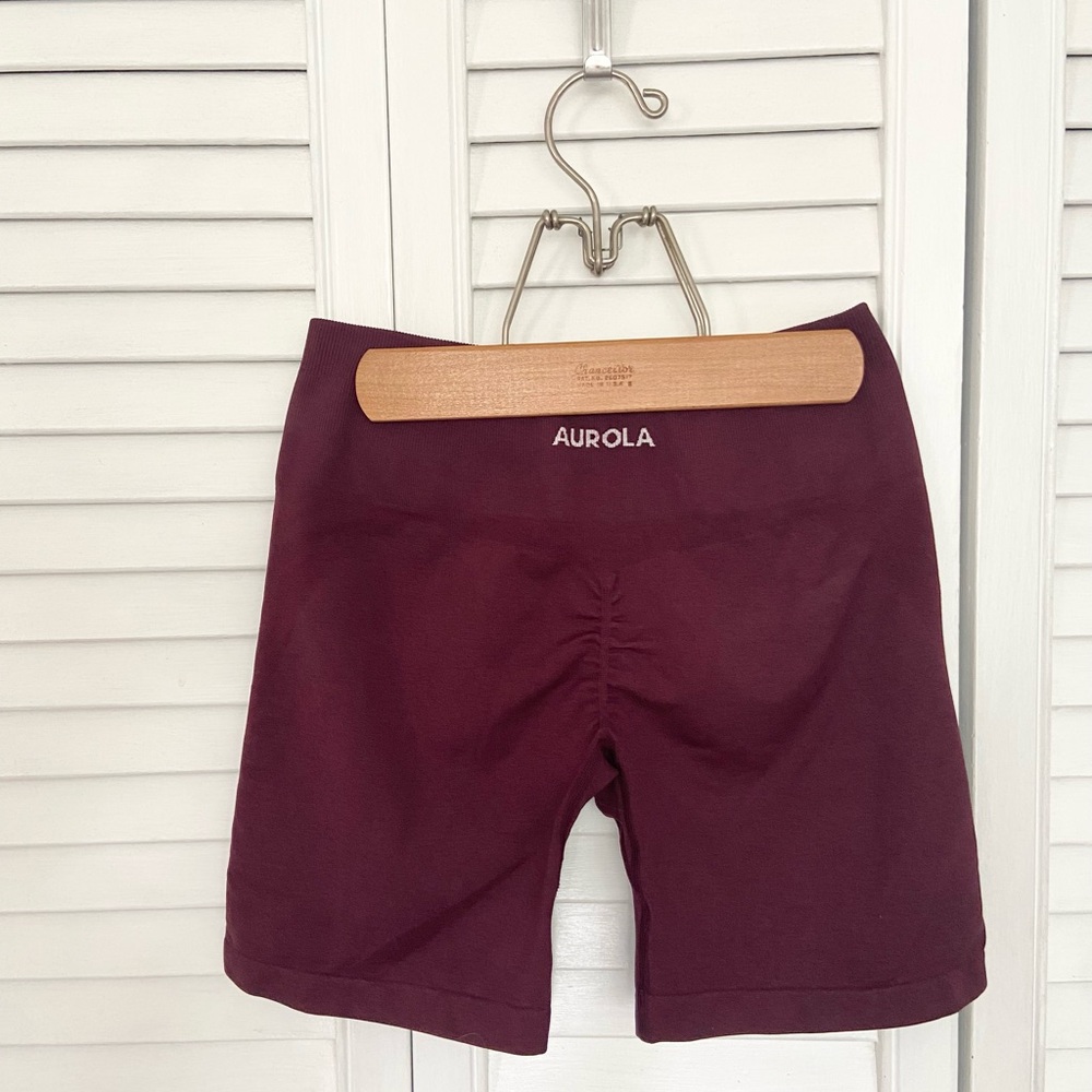 Aurola scrunch shorts brand new size medium!